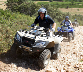 Trois randonneurs en quad montent un chemin du Gard (30)