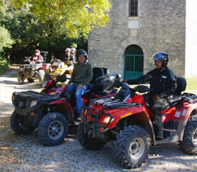 Pause des randonneurs en quads, avant de repartir vers l'Ardèche.
