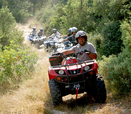 6 randonneurs en Quad dans un chemin du Gard