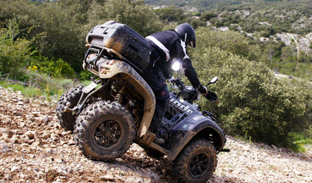 un randonneur en quad descend une forte pente du Gard