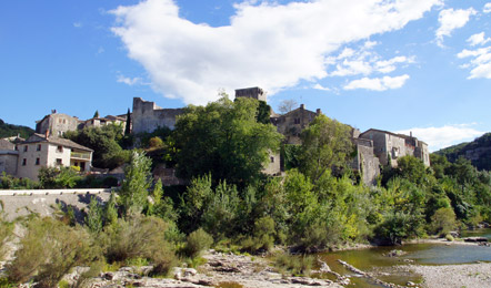 Paysage du Gard, rivière et ancien château