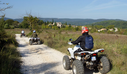 Trois randonneurs se suivent dans un chemin blanc du Gard