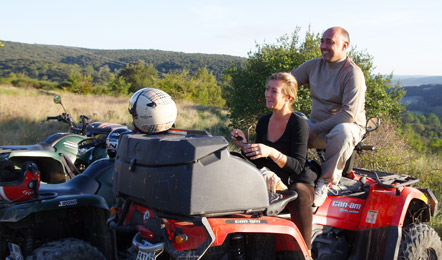 un homme et une femme à deux sur un quad, durant une randonnée à la jouréne avec Rando Escape (30)