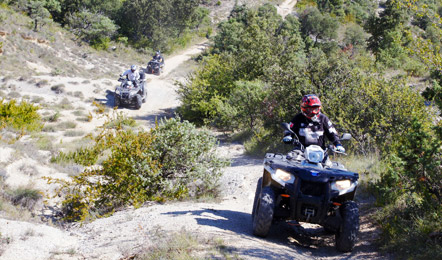 Trois quads arpentent les Cévennes durant un weekend dans les Cévennes