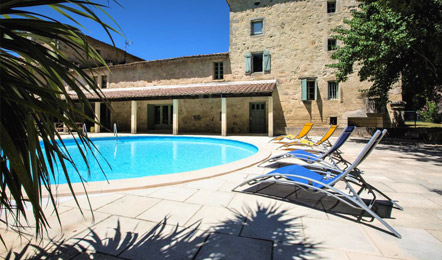 Hébergement en gîte avec piscine durant une randonnée d'un weekend  dans les Cévennes