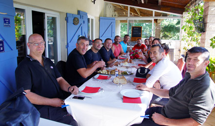 Repas convivial partagé en gîte entre les randonneurs durant un weekend