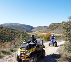 Deux quads randonnent à travers les collines du Gard et des Cévennes
