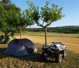 Tente et quad posés, pour un bivouac en pleine nature pendant la rando