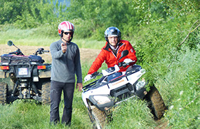 Petite randonnée en quad, deux personnes côte à côte