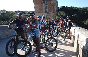 Un groupe de personnes randonne en e-scoot pour leur séminaire d'entreprise dans le Gard (30)