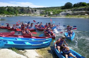 Ballade en canoë pour un groupe de collègues d'entreprise